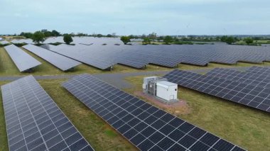 İngiltere 'deki devasa bir güneş enerjisi dizisinin yukarıdan aşağıya hava aracı görüntüsü Ulusal Şebeke güncellemesi için yenilenebilir fotovoltaik enerji üretiyor.