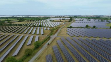İngiltere 'deki devasa bir güneş enerjisi dizisinin yukarıdan aşağıya hava aracı görüntüsü Ulusal Şebeke güncellemesi için yenilenebilir fotovoltaik enerji üretiyor.