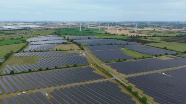 İngiltere 'deki devasa bir güneş enerjisi dizisinin yukarıdan aşağıya hava aracı görüntüsü Ulusal Şebeke güncellemesi için yenilenebilir fotovoltaik enerji üretiyor.