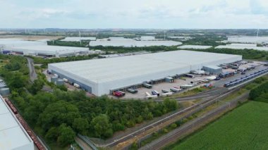 Büyük bir Birleşik Krallık lojistik merkezindeki büyük endüstriyel dağıtım merkezlerinin ve üretim fabrikalarının geniş hava görüntüsü