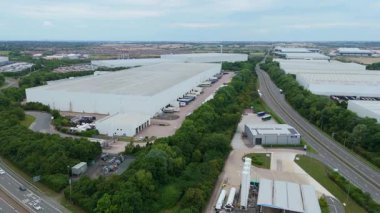 Büyük bir Birleşik Krallık lojistik merkezindeki büyük endüstriyel dağıtım merkezlerinin ve üretim fabrikalarının geniş hava görüntüsü