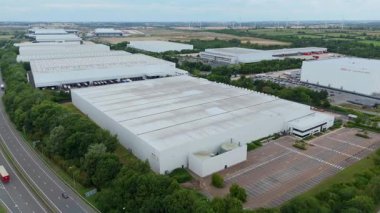 Büyük bir Birleşik Krallık lojistik merkezindeki büyük endüstriyel dağıtım merkezlerinin ve üretim fabrikalarının geniş hava görüntüsü