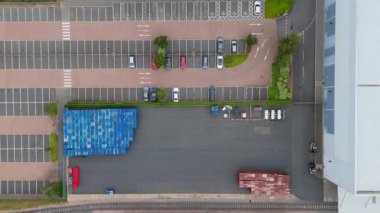 Büyük bir Birleşik Krallık lojistik merkezindeki büyük endüstriyel dağıtım merkezlerinin ve üretim fabrikalarının geniş hava görüntüsü