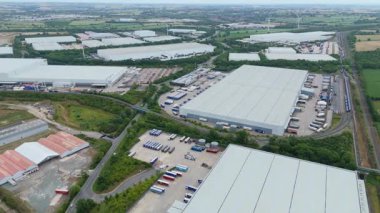 Büyük bir Birleşik Krallık lojistik merkezindeki büyük endüstriyel dağıtım merkezlerinin ve üretim fabrikalarının geniş hava görüntüsü