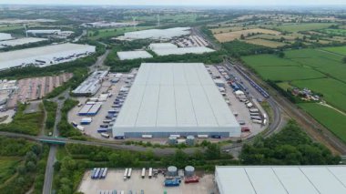 Büyük bir Birleşik Krallık lojistik merkezindeki büyük endüstriyel dağıtım merkezlerinin ve üretim fabrikalarının geniş hava görüntüsü