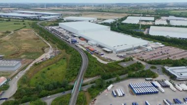 Büyük bir Birleşik Krallık lojistik merkezindeki büyük endüstriyel dağıtım merkezlerinin ve üretim fabrikalarının geniş hava görüntüsü