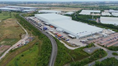 Büyük bir Birleşik Krallık lojistik merkezindeki büyük endüstriyel dağıtım merkezlerinin ve üretim fabrikalarının geniş hava görüntüsü