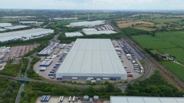 Büyük bir Birleşik Krallık lojistik merkezindeki büyük endüstriyel dağıtım merkezlerinin ve üretim fabrikalarının geniş hava görüntüsü