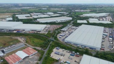 Büyük bir Birleşik Krallık lojistik merkezindeki büyük endüstriyel dağıtım merkezlerinin ve üretim fabrikalarının geniş hava görüntüsü