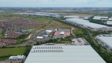 Büyük bir Birleşik Krallık lojistik merkezindeki büyük endüstriyel dağıtım merkezlerinin ve üretim fabrikalarının geniş hava görüntüsü