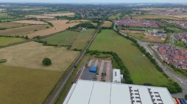 Büyük bir Birleşik Krallık lojistik merkezindeki büyük endüstriyel dağıtım merkezlerinin ve üretim fabrikalarının geniş hava görüntüsü