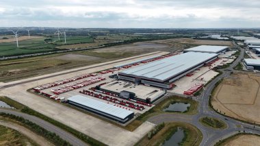 İngiltere 'deki Modern Endüstriyel Dağıtım Merkezi ve Lojistik Merkezi Yüksek Hava Görüntüsü, İngiltere' deki İthalat ve Üretim için Büyük Depo Kompleksi