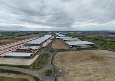 İngiltere 'deki Modern Endüstriyel Dağıtım Merkezi ve Lojistik Merkezi Yüksek Hava Görüntüsü, İngiltere' deki İthalat ve Üretim için Büyük Depo Kompleksi
