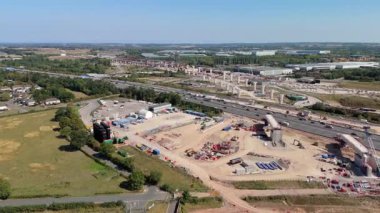 Birmingham, İngiltere 'deki HS2 tren yolu inşaatının hava görüntüsü. Büyük kritik altyapı işleri ve yoğun otoyol, güneşli yaz günü