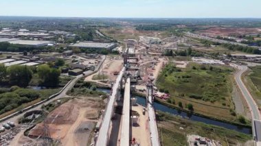 Birmingham, İngiltere 'deki HS2 tren yolu inşaatının hava görüntüsü. Büyük kritik altyapı işleri ve yoğun otoyol, güneşli yaz günü