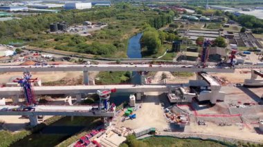 Birmingham, İngiltere 'deki HS2 tren yolu inşaatının hava görüntüsü. Büyük kritik altyapı işleri ve yoğun otoyol, güneşli yaz günü