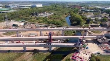 Birmingham, İngiltere 'deki HS2 tren yolu inşaatının hava görüntüsü. Büyük kritik altyapı işleri ve yoğun otoyol, güneşli yaz günü