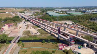 Birmingham, İngiltere 'deki HS2 tren yolu inşaatının hava görüntüsü. Büyük kritik altyapı işleri ve yoğun otoyol, güneşli yaz günü