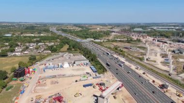 Birmingham, İngiltere 'deki HS2 tren yolu inşaatının hava görüntüsü. Büyük kritik altyapı işleri ve yoğun otoyol, güneşli yaz günü