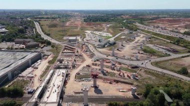 Birmingham, İngiltere 'deki HS2 tren yolu inşaatının hava görüntüsü. Büyük kritik altyapı işleri ve yoğun otoyol, güneşli yaz günü