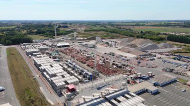 Birmingham, İngiltere 'deki HS2 tren yolu inşaatının hava görüntüsü. Büyük kritik altyapı işleri ve yoğun otoyol, güneşli yaz günü