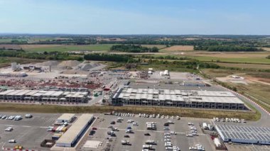 Birmingham, İngiltere 'deki HS2 tren yolu inşaatının hava görüntüsü. Büyük kritik altyapı işleri ve yoğun otoyol, güneşli yaz günü