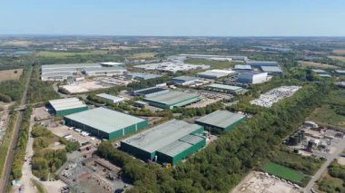 Büyük bir Birleşik Krallık lojistik merkezindeki büyük endüstriyel dağıtım merkezlerinin ve üretim fabrikalarının geniş hava görüntüsü