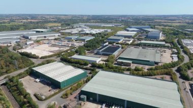 Büyük bir Birleşik Krallık lojistik merkezindeki büyük endüstriyel dağıtım merkezlerinin ve üretim fabrikalarının geniş hava görüntüsü