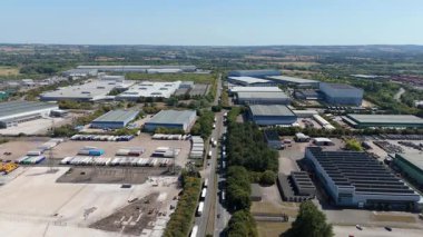 Büyük bir Birleşik Krallık lojistik merkezindeki büyük endüstriyel dağıtım merkezlerinin ve üretim fabrikalarının geniş hava görüntüsü