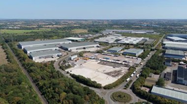 Büyük bir Birleşik Krallık lojistik merkezindeki büyük endüstriyel dağıtım merkezlerinin ve üretim fabrikalarının geniş hava görüntüsü