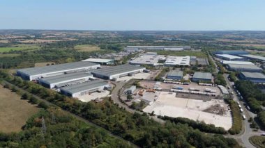 Büyük bir Birleşik Krallık lojistik merkezindeki büyük endüstriyel dağıtım merkezlerinin ve üretim fabrikalarının geniş hava görüntüsü