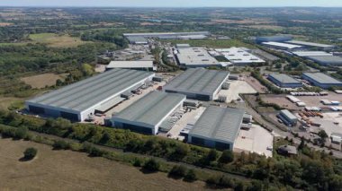 Büyük bir Birleşik Krallık lojistik merkezindeki büyük endüstriyel dağıtım merkezlerinin ve üretim fabrikalarının geniş hava görüntüsü