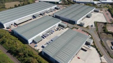Büyük bir Birleşik Krallık lojistik merkezindeki büyük endüstriyel dağıtım merkezlerinin ve üretim fabrikalarının geniş hava görüntüsü