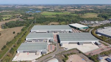 Büyük bir Birleşik Krallık lojistik merkezindeki büyük endüstriyel dağıtım merkezlerinin ve üretim fabrikalarının geniş hava görüntüsü
