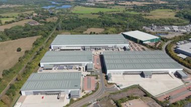 Büyük bir Birleşik Krallık lojistik merkezindeki büyük endüstriyel dağıtım merkezlerinin ve üretim fabrikalarının geniş hava görüntüsü