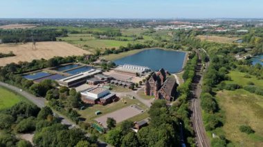 Birleşik Krallık 'ta büyük ölçekli bir kanalizasyon arıtma tesisi ve su arıtma tesisinin hava perspektifi