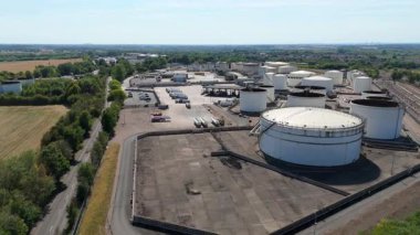 Devasa yakıt deposu, silolar ve petrol deposu LPG gazı ve gazyağı tankları, güneşli yaz günü, enerji ve altyapı İngiltere