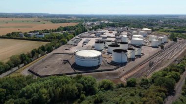 Devasa yakıt deposu, silolar ve petrol deposu LPG gazı ve gazyağı tankları, güneşli yaz günü, enerji ve altyapı İngiltere