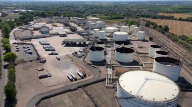 Devasa yakıt deposu, silolar ve petrol deposu LPG gazı ve gazyağı tankları, güneşli yaz günü, enerji ve altyapı İngiltere
