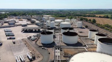 Devasa yakıt deposu, silolar ve petrol deposu LPG gazı ve gazyağı tankları, güneşli yaz günü, enerji ve altyapı İngiltere