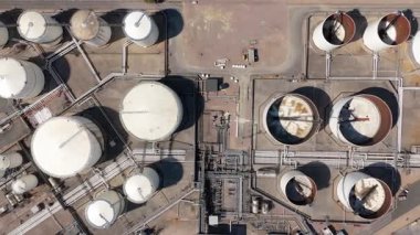 Devasa yakıt deposu, silolar ve petrol deposu LPG gazı ve gazyağı tankları, güneşli yaz günü, enerji ve altyapı İngiltere