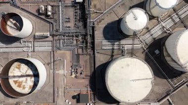 Devasa yakıt deposu, silolar ve petrol deposu LPG gazı ve gazyağı tankları, güneşli yaz günü, enerji ve altyapı İngiltere