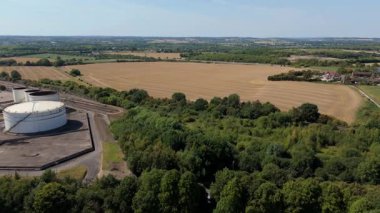 Devasa yakıt deposu, silolar ve petrol deposu LPG gazı ve gazyağı tankları, güneşli yaz günü, enerji ve altyapı İngiltere