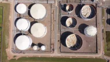 Devasa yakıt deposu, silolar ve petrol deposu LPG gazı ve gazyağı tankları, güneşli yaz günü, enerji ve altyapı İngiltere