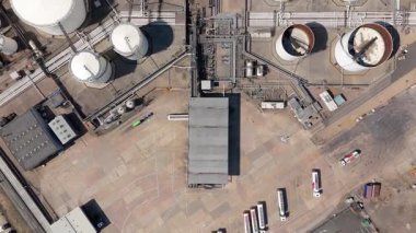 Devasa yakıt deposu, silolar ve petrol deposu LPG gazı ve gazyağı tankları, güneşli yaz günü, enerji ve altyapı İngiltere