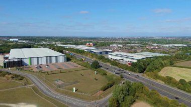 İngiltere 'nin Leicester kentindeki depolar, dağıtım merkezleri ve yoğun otoyol manzarası.