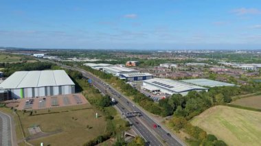 İngiltere 'nin Leicester kentindeki depolar, dağıtım merkezleri ve yoğun otoyol manzarası.