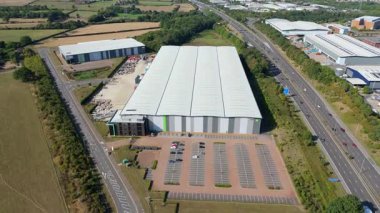 İngiltere 'nin Leicester kentindeki depolar, dağıtım merkezleri ve yoğun otoyol manzarası.