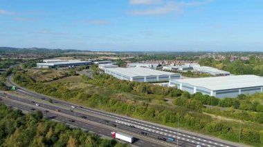 İngiltere 'nin Leicester kentindeki depolar, dağıtım merkezleri ve yoğun otoyol manzarası.