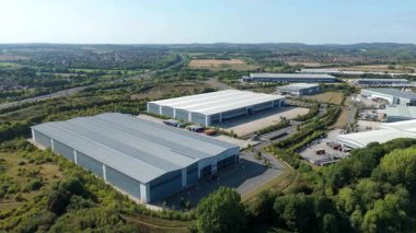 İngiltere 'nin Leicester kentindeki depolar, dağıtım merkezleri ve yoğun otoyol manzarası.